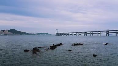 4k实拍大连星海湾大桥海边风光视频的预览图